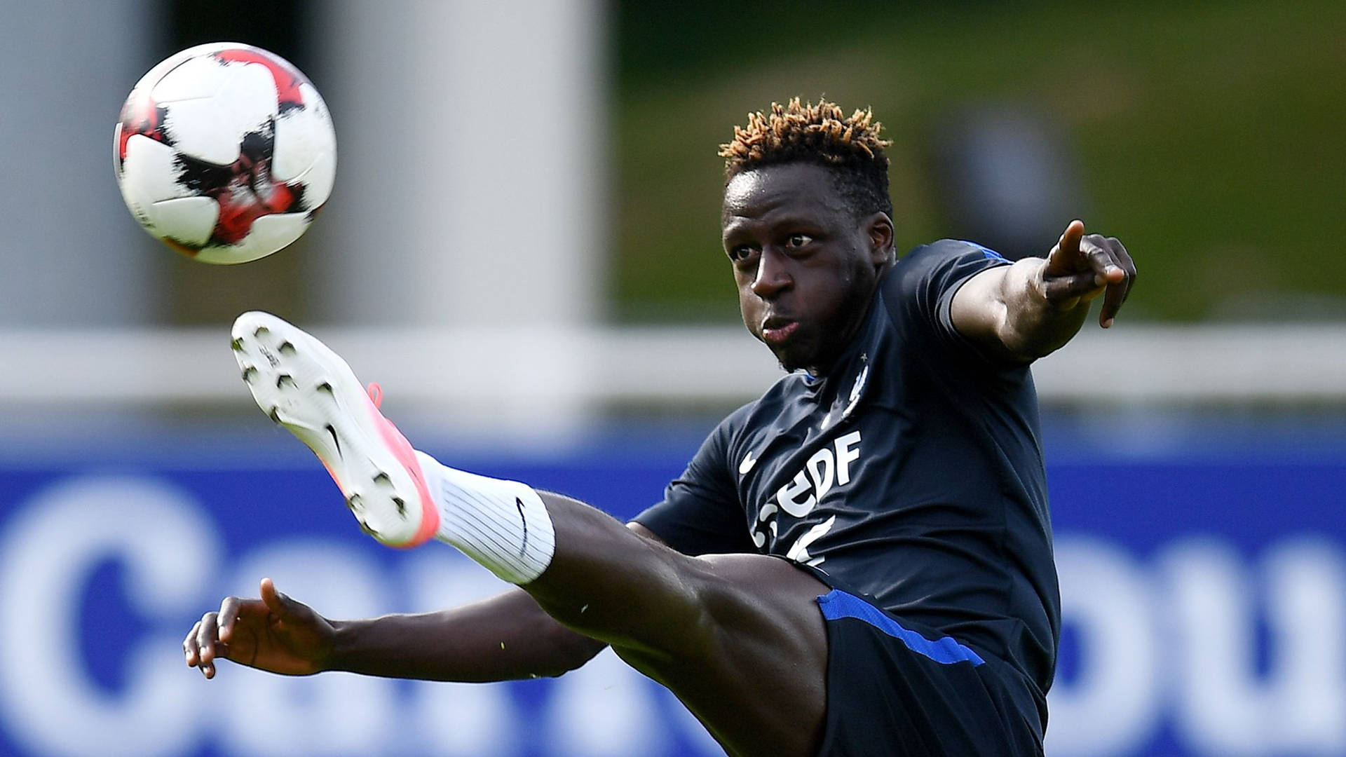 Benjamin Mendy Ha Calciato La Palla Sfondo