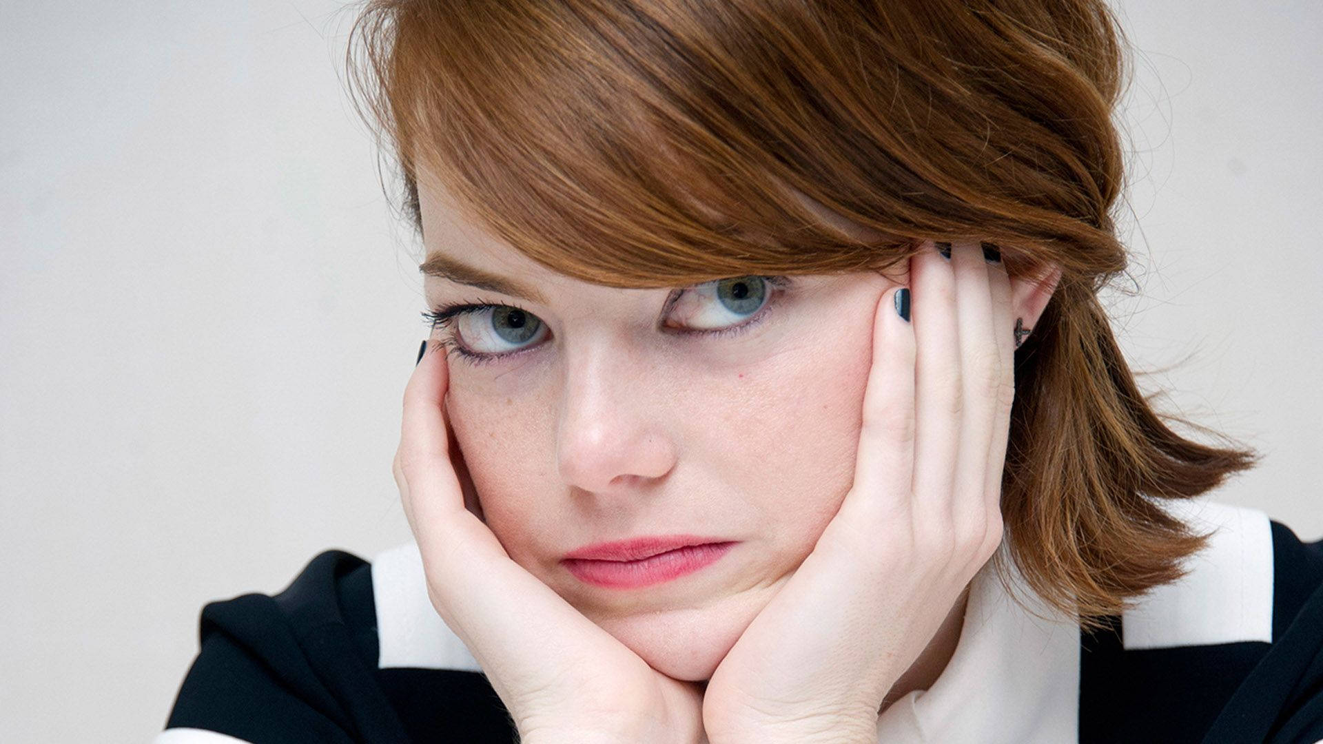 Emma Stone looks bored Wallpaper