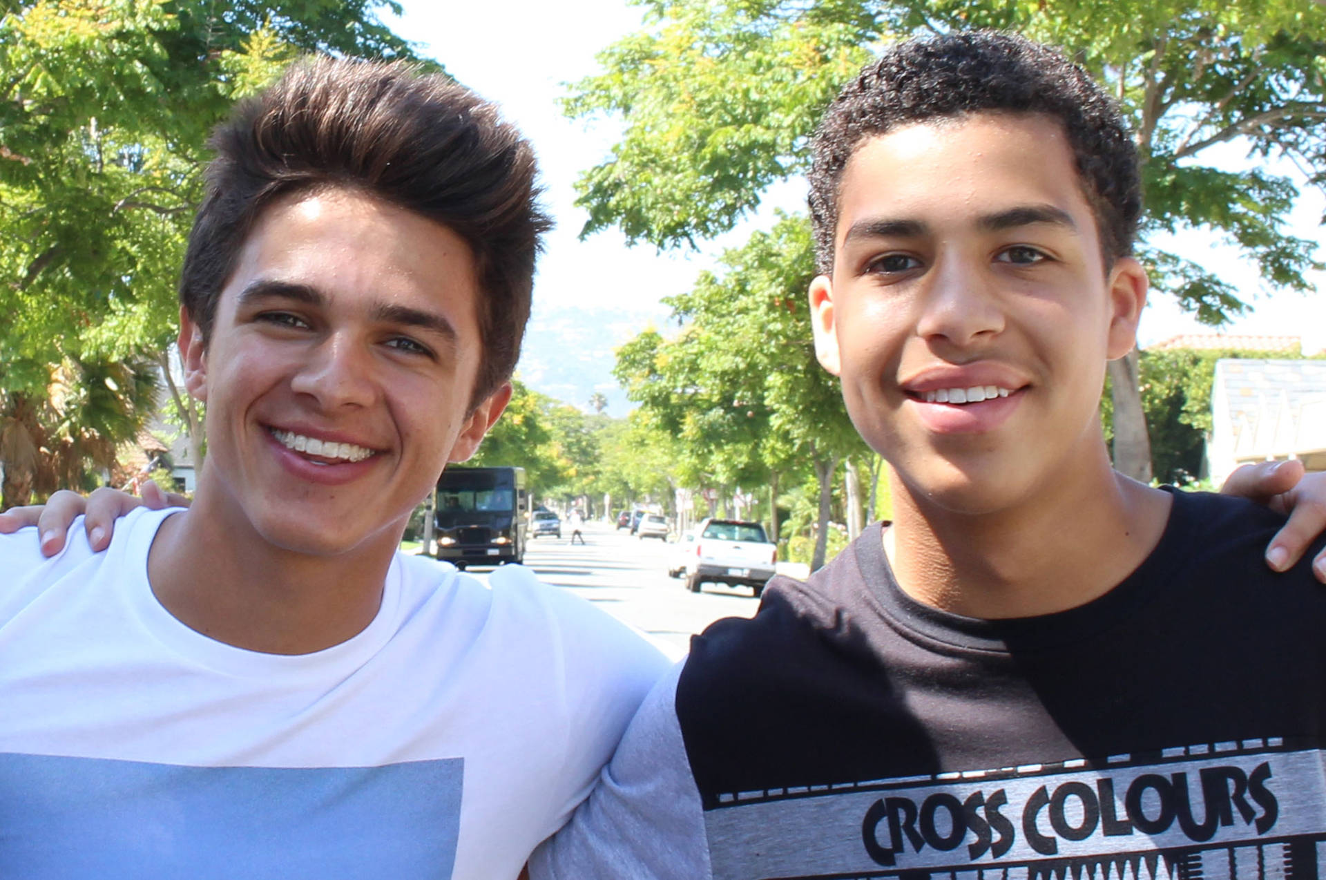 Skab en ramme af Brent Rivera og Marcus Dobre. Wallpaper