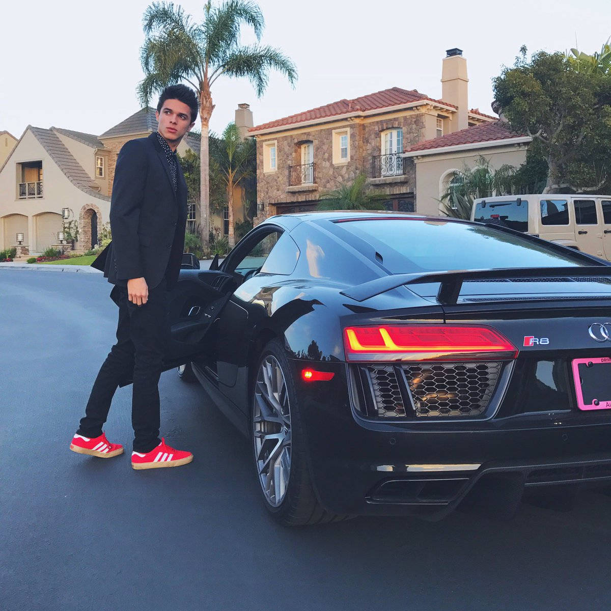 Brent Rivera med bilfotografering Tapet Wallpaper