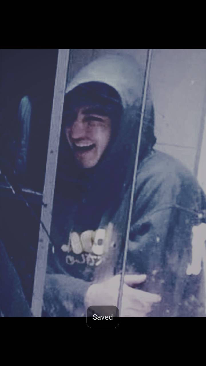 Strahlendlachender Joji Poster Wallpaper