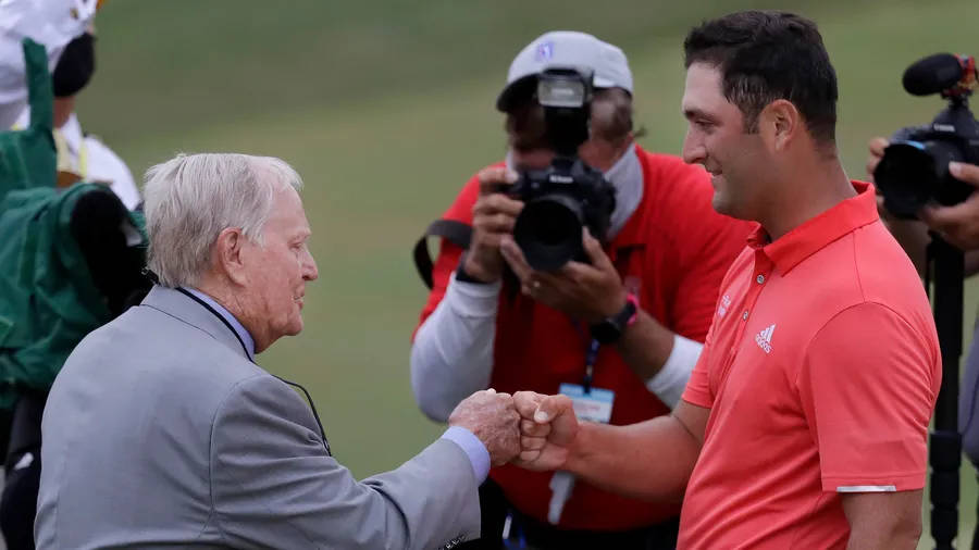 Jon Rahm Doet Een Vist Bump Achtergrond