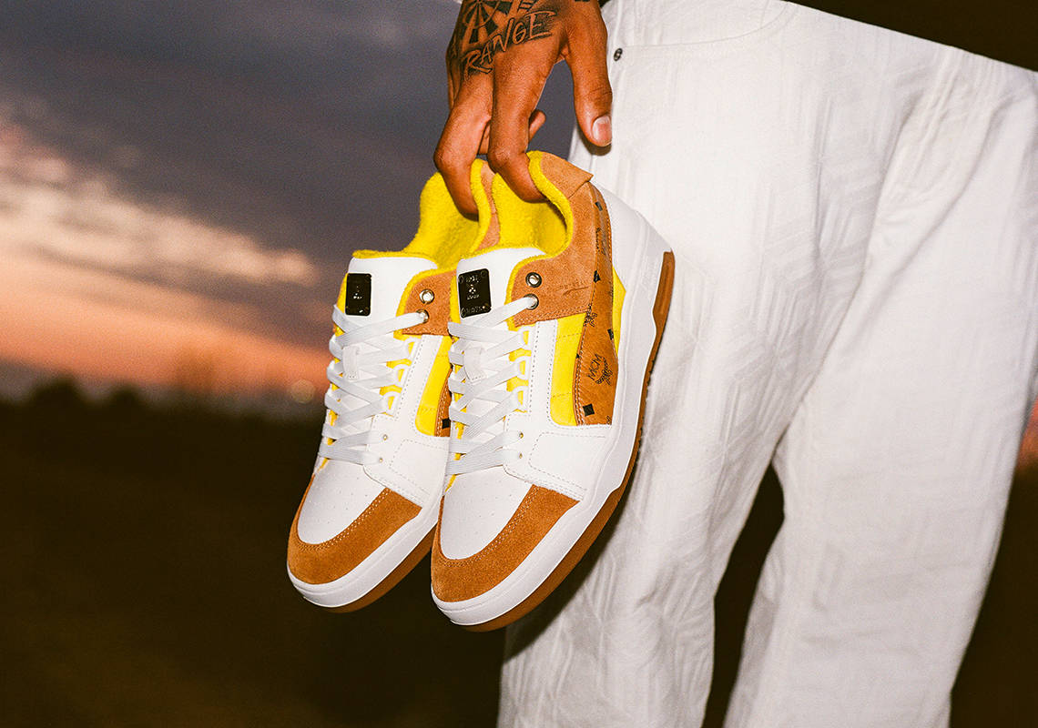 MCM hvide og brune sneakers skrifttype tapet Wallpaper