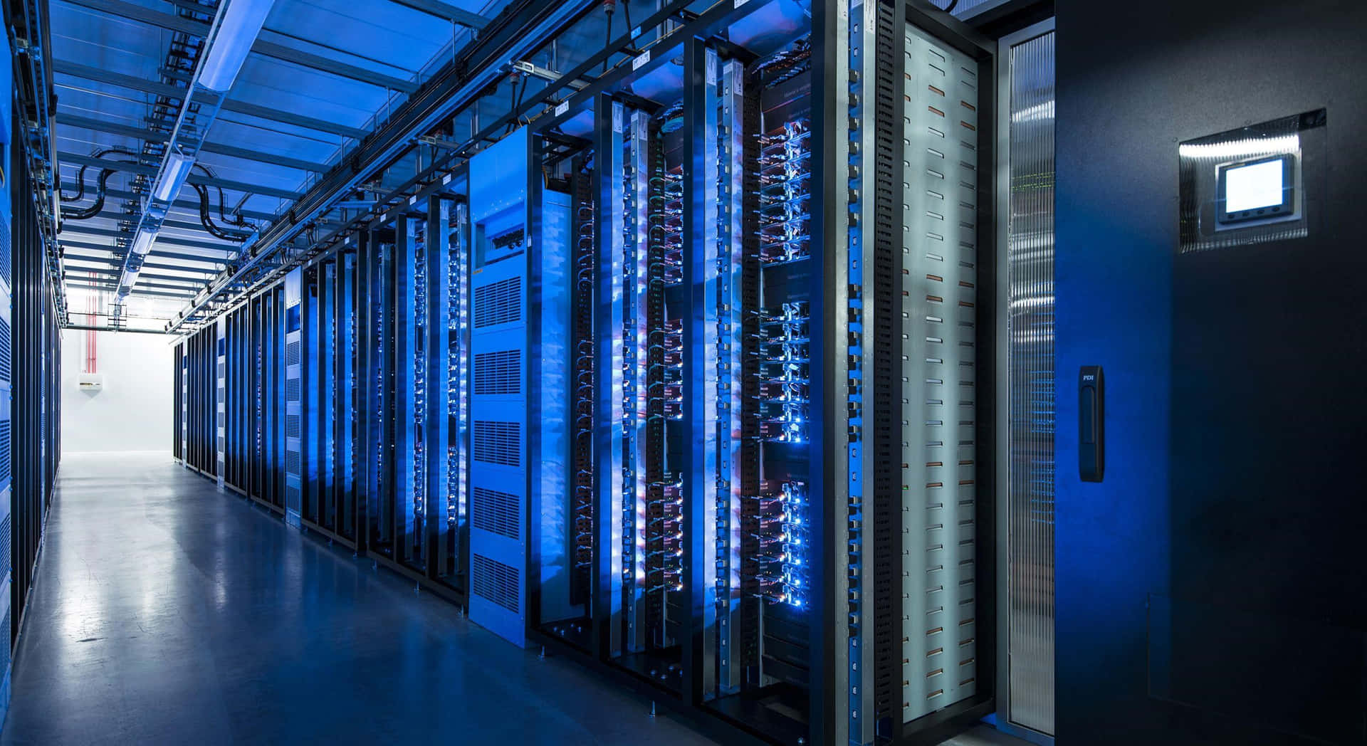 Ruang Server Pusat Data Modern Wallpaper