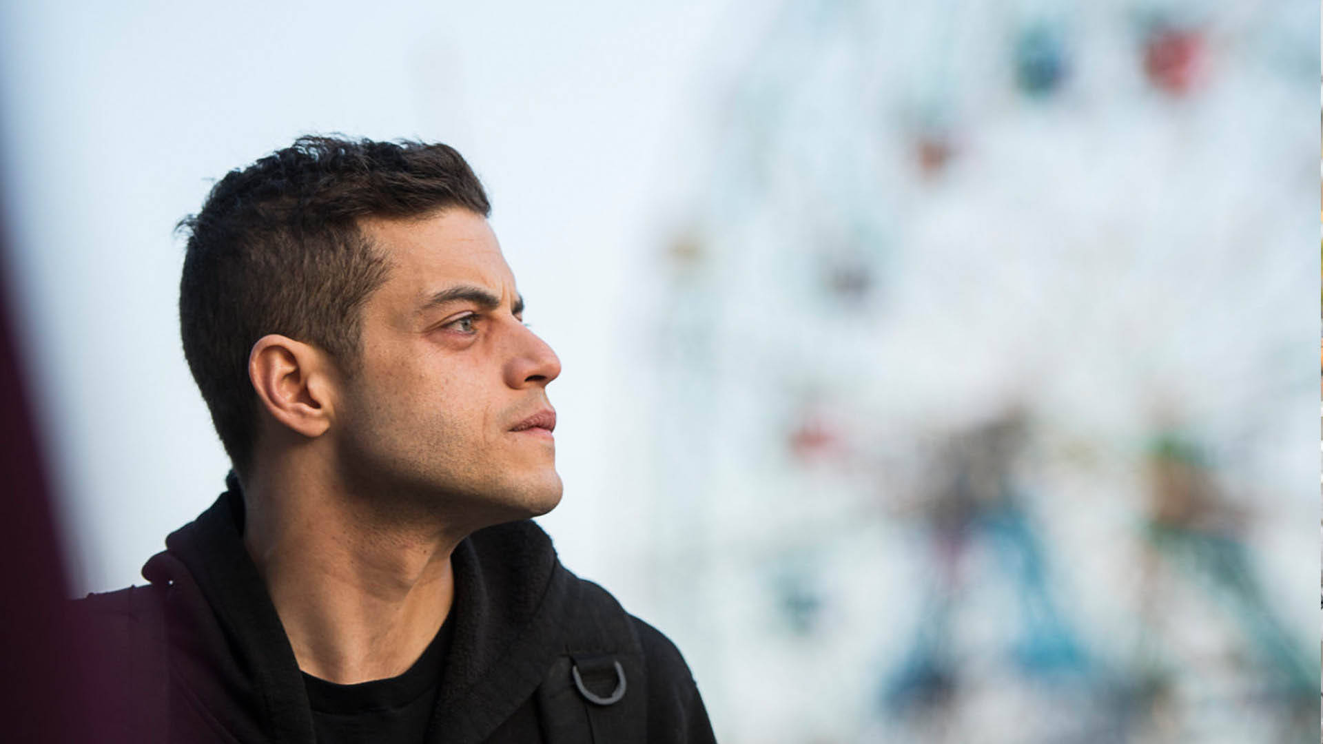 Ramimalek Olhando Para Algum Lugar Papel de Parede