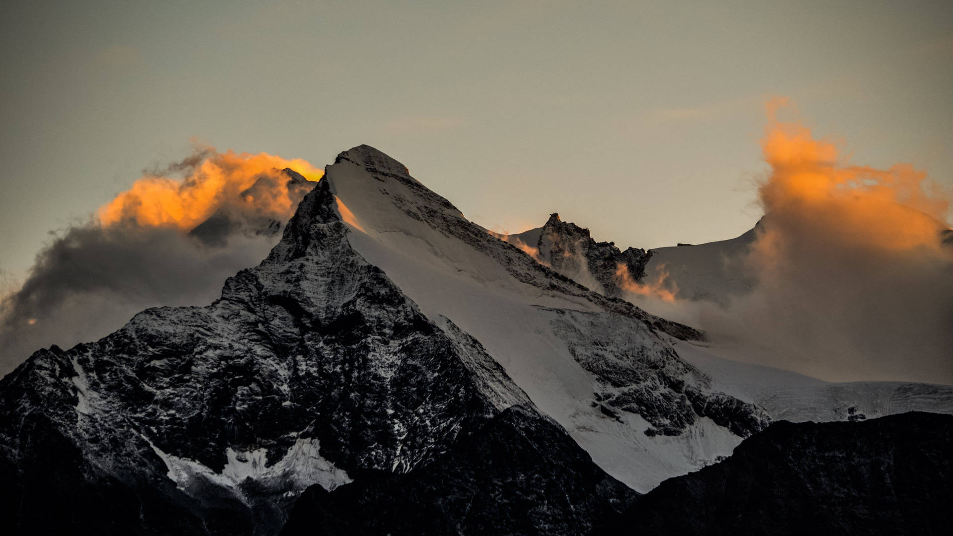 Cima Di Montagna Ad Altissima Risoluzione Sfondo