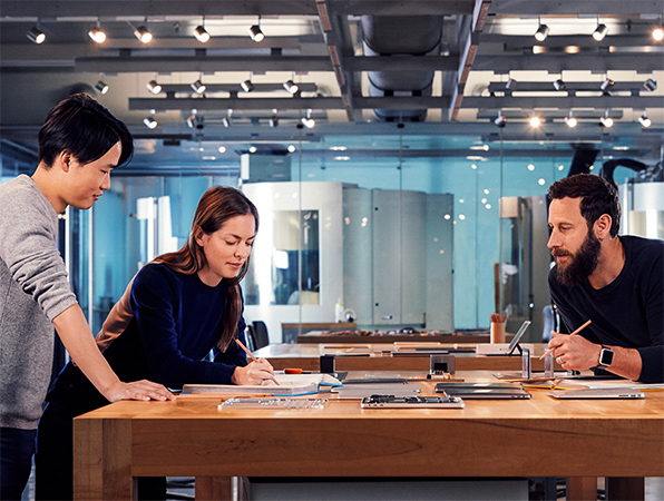 Diseñadores de Apple colaborando en un proyecto en su estudio.